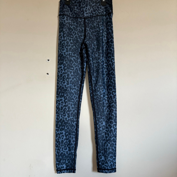 Zyia Active Stone Leopard
Scrunchy Light N Luxe Leggings 2 - Picture 5 of 11